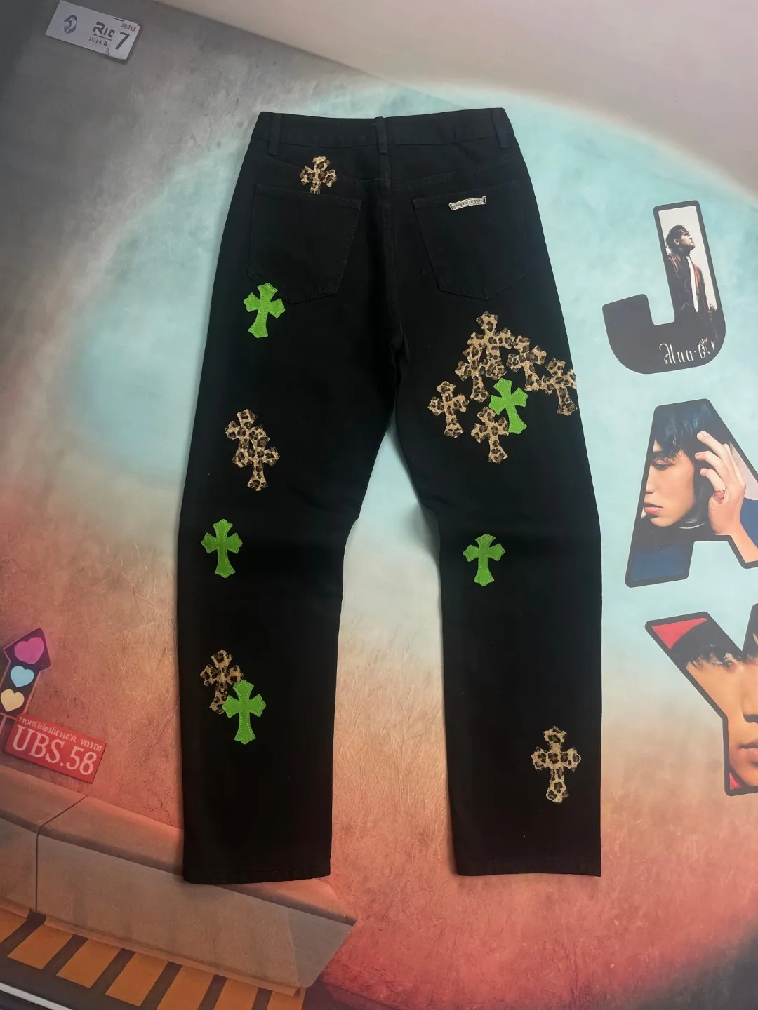 🅿️270 🔘Style No.-KL133 🔘Cro Heart𝐂𝐡𝐫𝐨𝐦𝐞 𝐇𝐞𝐚𝐫𝐭 Matty Boy Sex Records Series Limited Edition Leather Leopard High Street Workwear Jeans* [Same style as Wu Jianhao and Bian Baekhyun] Crocodile Heart CH Jeans are the pinnacle of craftsmanship. The birth of each pair of pants must first be washed and then dismantled. The craftsmen use their superb craftsmanship to cut the sheepskin into a cross shape by hand, stitch it carefully stitch by stitch, and then re-piece it together. The process is too complicated to describe. As long as you hold it in your hand, you can intuitively appreciate the top-notch texture that hits you. That kind of good-looking, no need to say much, you can know it at a glance. The fabric is made of thick beaded canvas. After heavy washing, the texture of the upper body is greatly improved, the unique texture appears naturally, and the trousers are straight, showing the wearer's ability and coolness. The whole trousers use three-dimensional cutting technology and strictly follow ergonomics. Both the visual appearance and the wearing experience are impeccable. From details to accessories, these jeans are also exquisite. The hardware is strictly customized according to the ZP original version, with high quality, strong and durable; the customized small leather label design is unique and highlights the high-end positioning of the brand. After being washed, the originally thick beaded canvas not only feels soft and skin-friendly, but also has excellent breathability, providing the wearer with all-day comfort. The pants are made of fine workmanship, and every trace is neat and detailed. From the overall design to the details, they all show a simple yet exquisite style. They are worthy of being a classic among Croxin's many items.  Size: S M L XL XXL (28.30.32.34.36) Color: Black